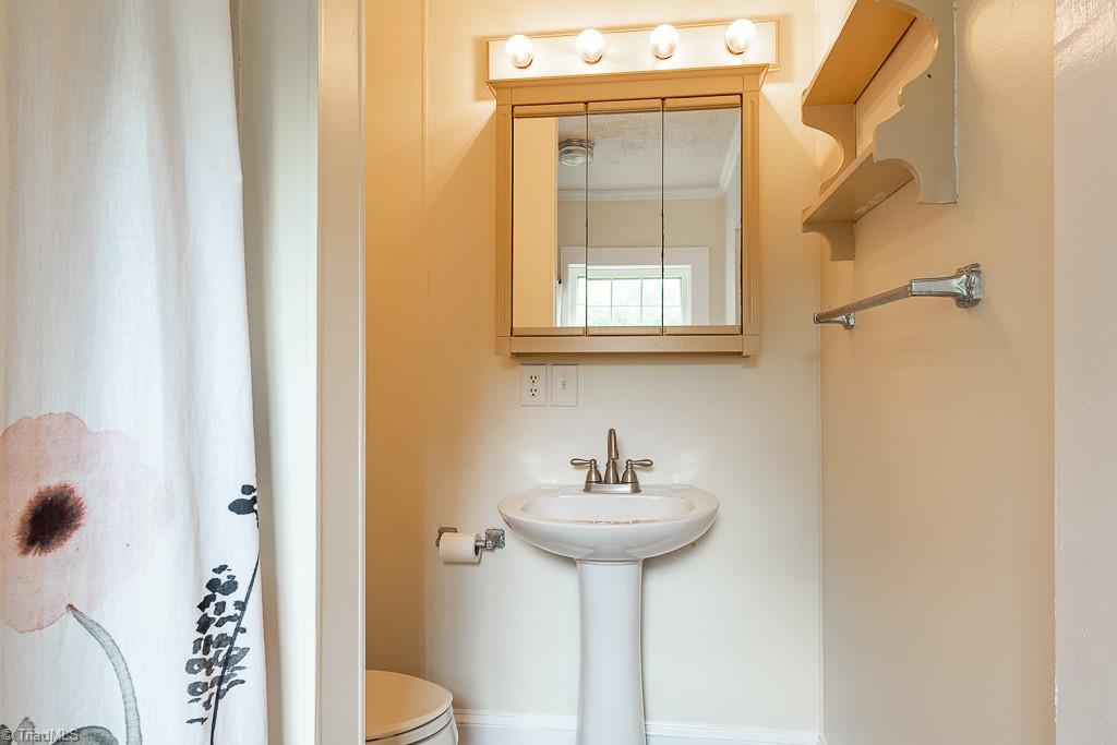 801 Taylor Road Stoneville, NC 27048 - Photo 23 of 34 2nd Bathroom