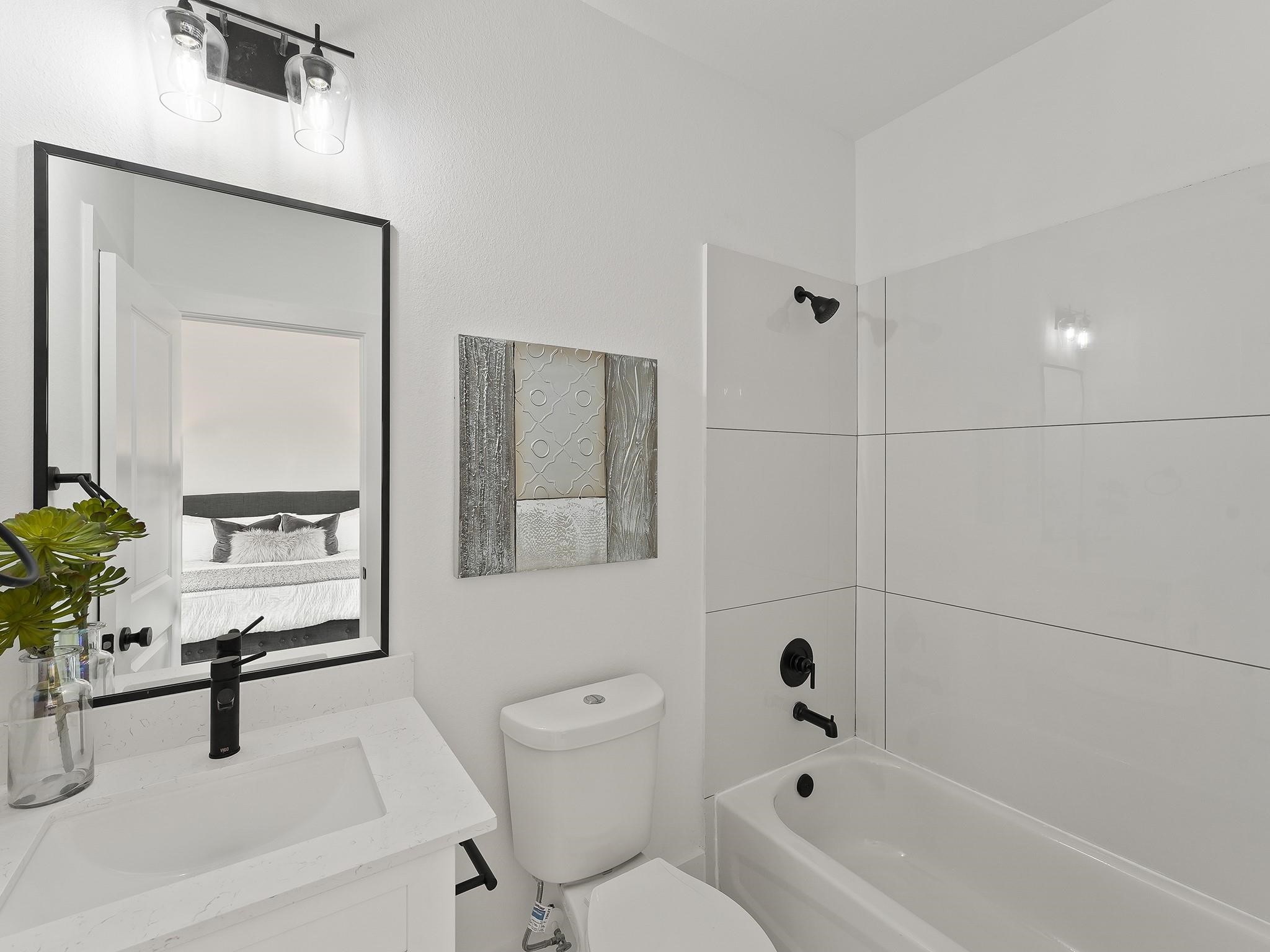 4808 Cochran Street Houston, TX 77009 - Photo 15 of 17 seconday bathroom