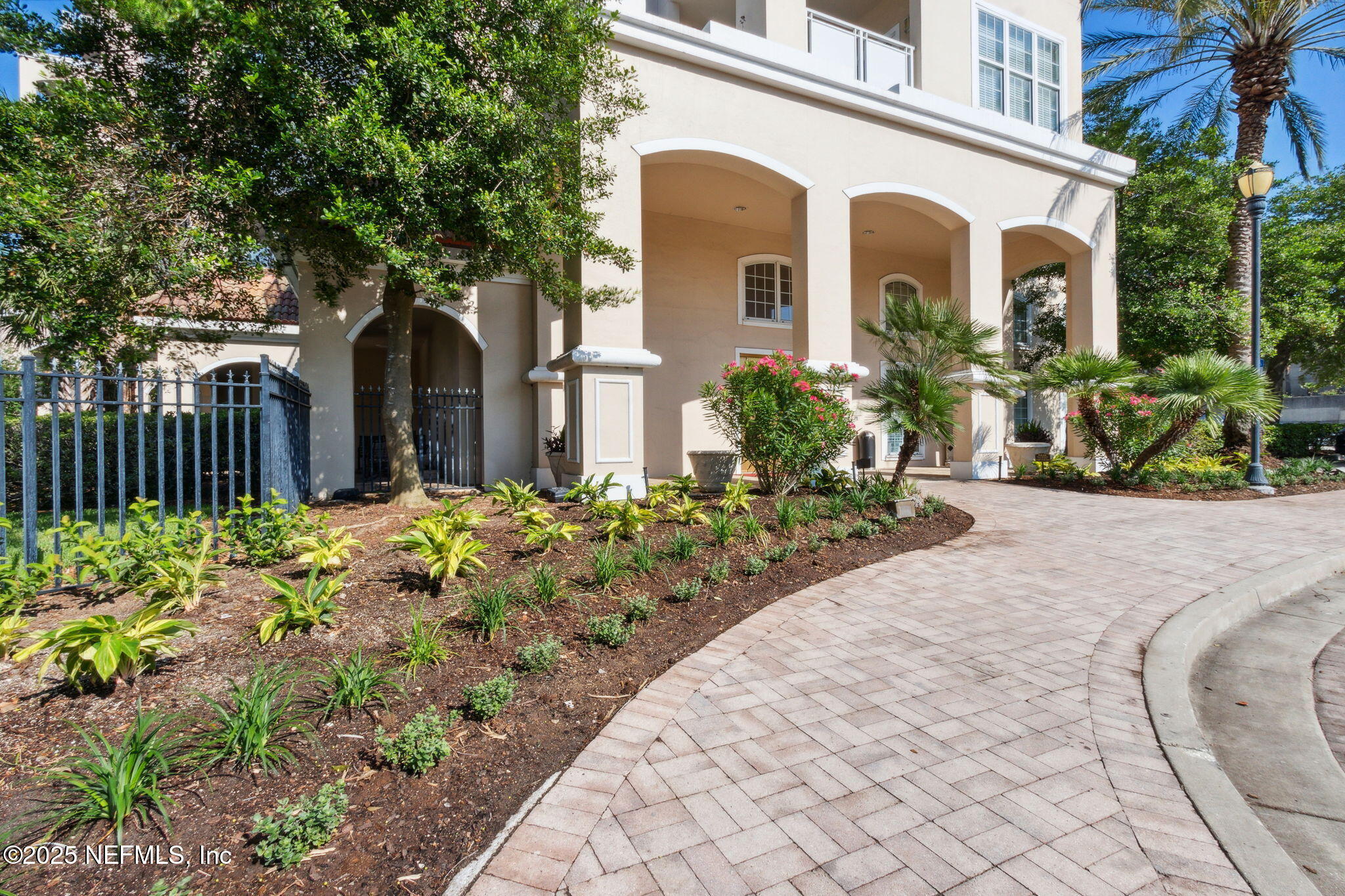 400 East Bay Street, Unit 1409 Jacksonville, FL 32202 - Photo 35 of 76 East Entry landscape & walkway
