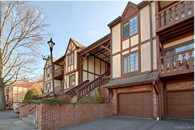 $434,000 | 72 Foxwood Circle, Mount Kisco, NY 10549