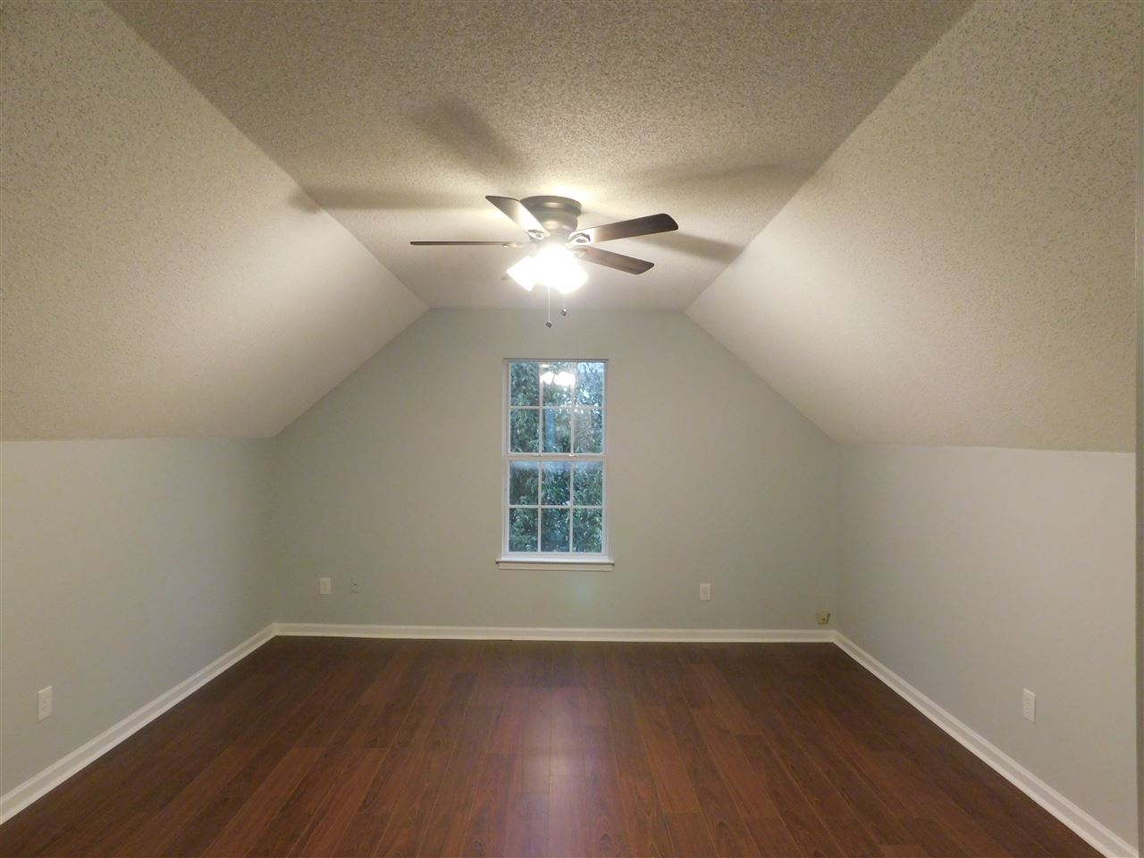 5332 Ragan Ridge Drive Memphis, TN 38141 - Photo 22 of 25 Massive Bonus Room with new laminated flooring.