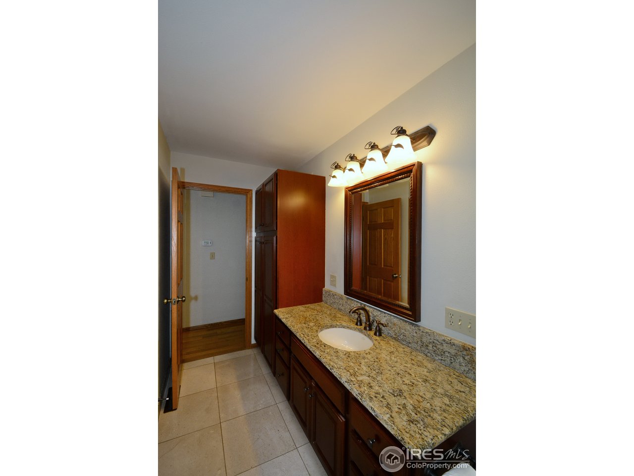 7135 Lookout Road Longmont, CO 80503 - Photo 10 of 24 main level bath