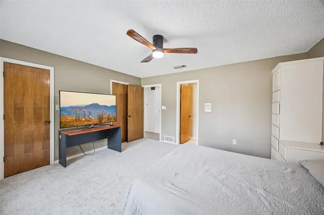a view of a livingroom with furniture and a ceiling fan