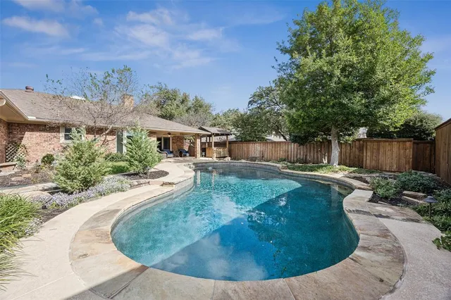 a view of a house with backyard