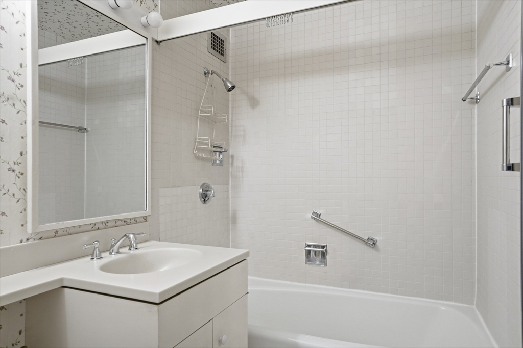 180 Beacon Street, Unit 8DE Boston, MA 02116 - Photo 23 of 31