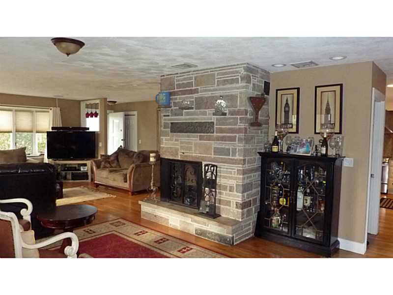 121 Glen Ridge Road Cranston, RI 02920 - Photo 9 of 20 Living Room.