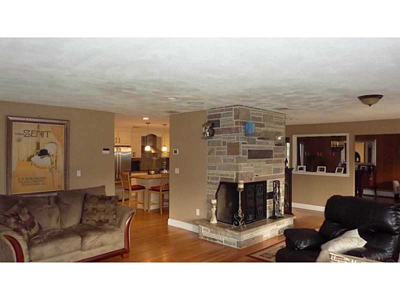 121 Glen Ridge Road Cranston, RI 02920 - Photo 10 of 20 Living Room.