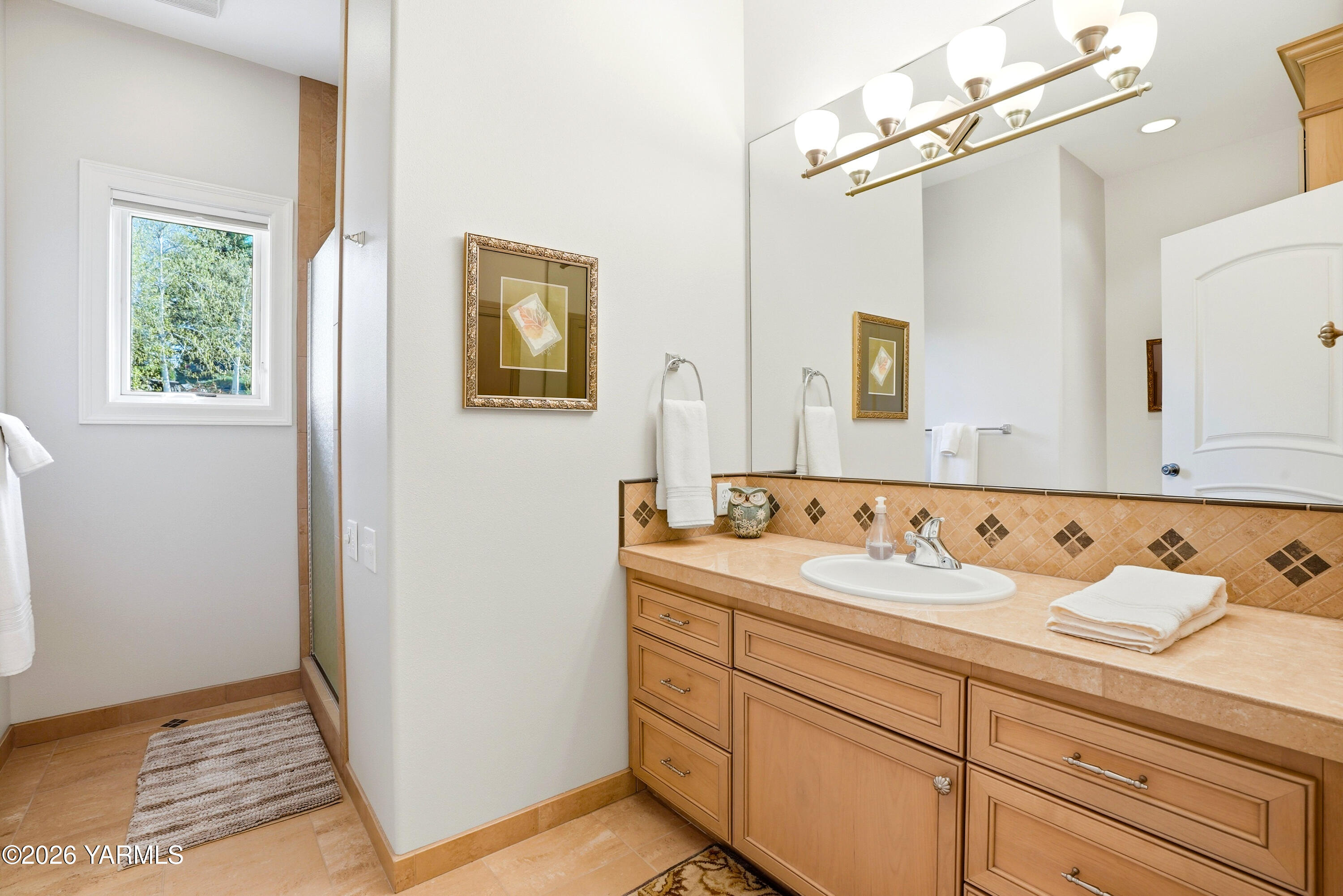 660 Noble Hill Road Yakima, WA 98908 - Photo 30 of 63 a bathroom with a sink and a mirror