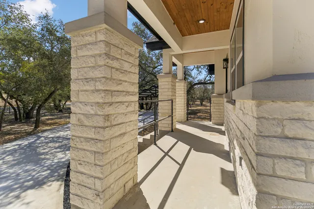 a view of entryway with a door