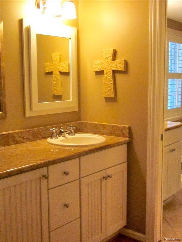 5595 Raven Road Bloomfield Hills, MI 48301 - Photo 14 of 25 Master Bathroom