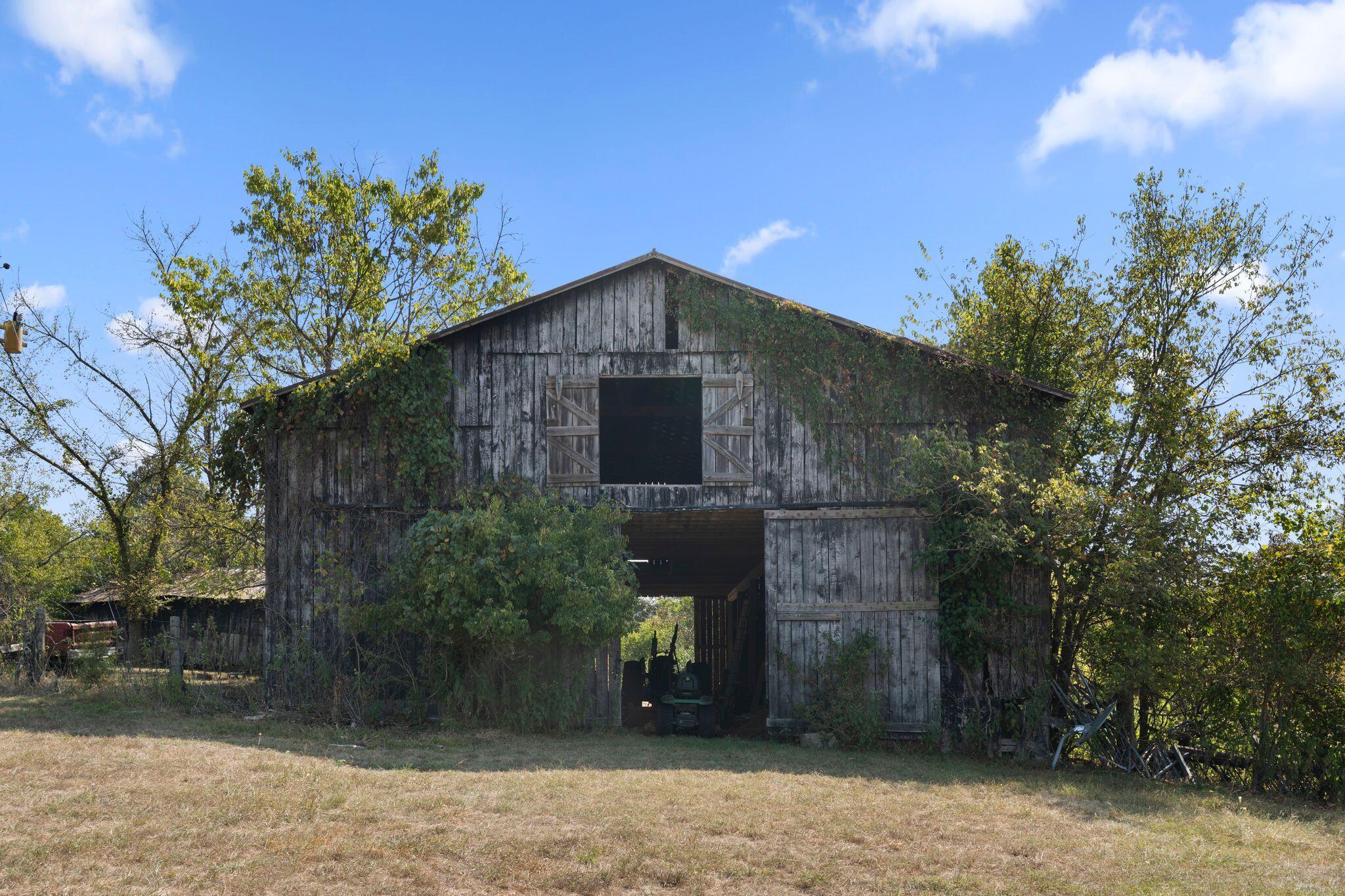 3890 Oregon Road Versailles, KY 40383 - Photo 10 of 36 Barn