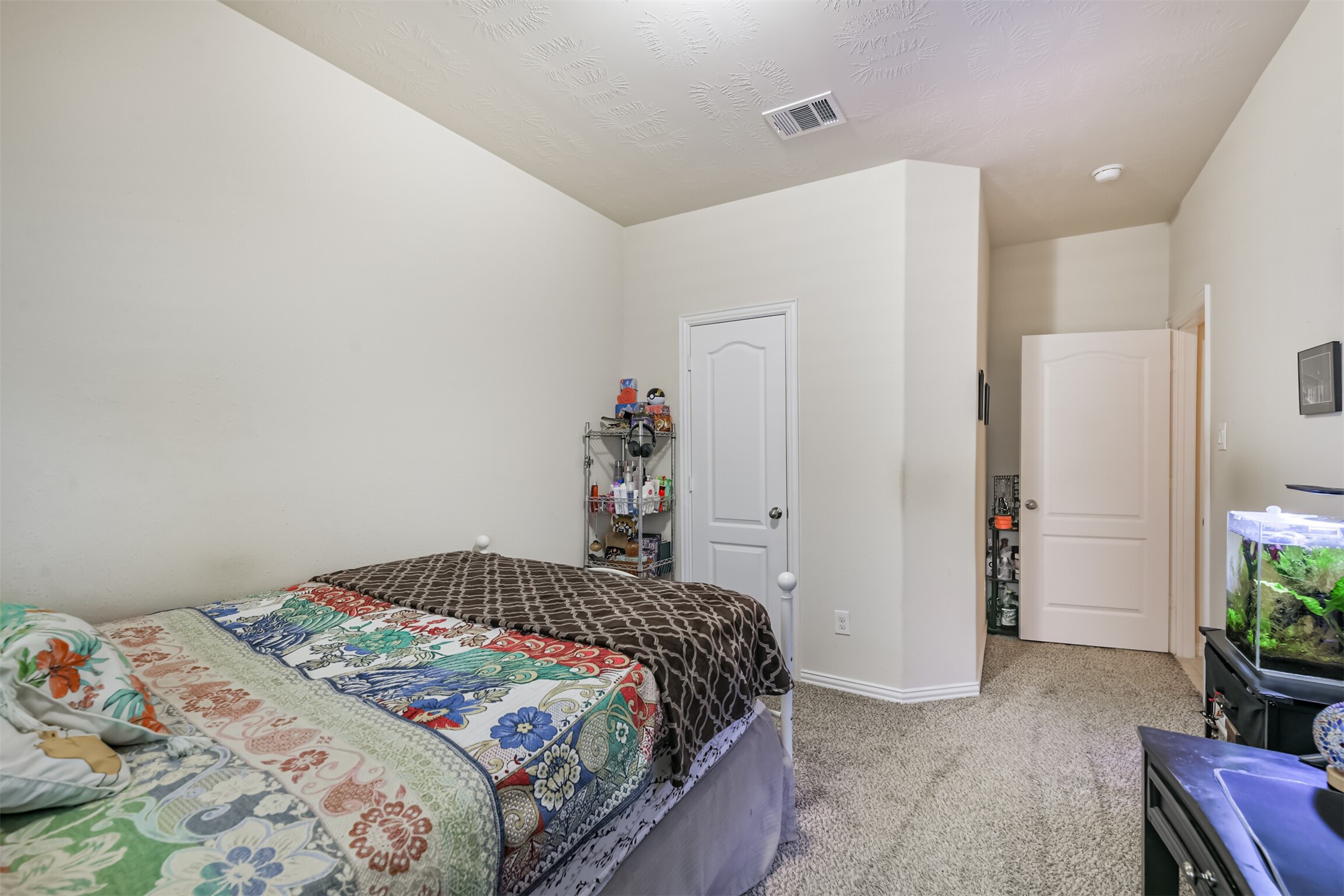 7527 Windsor Valley Lane Houston, TX 77049 - Photo 27 of 35 a bedroom with a bed and a potted plant