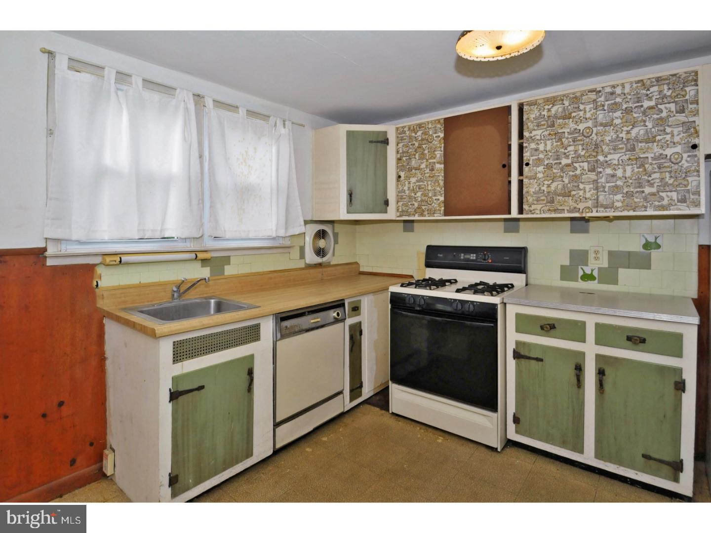 1900 Surrey Road Oreland, PA 19075 - Photo 8 of 16 Kitchen