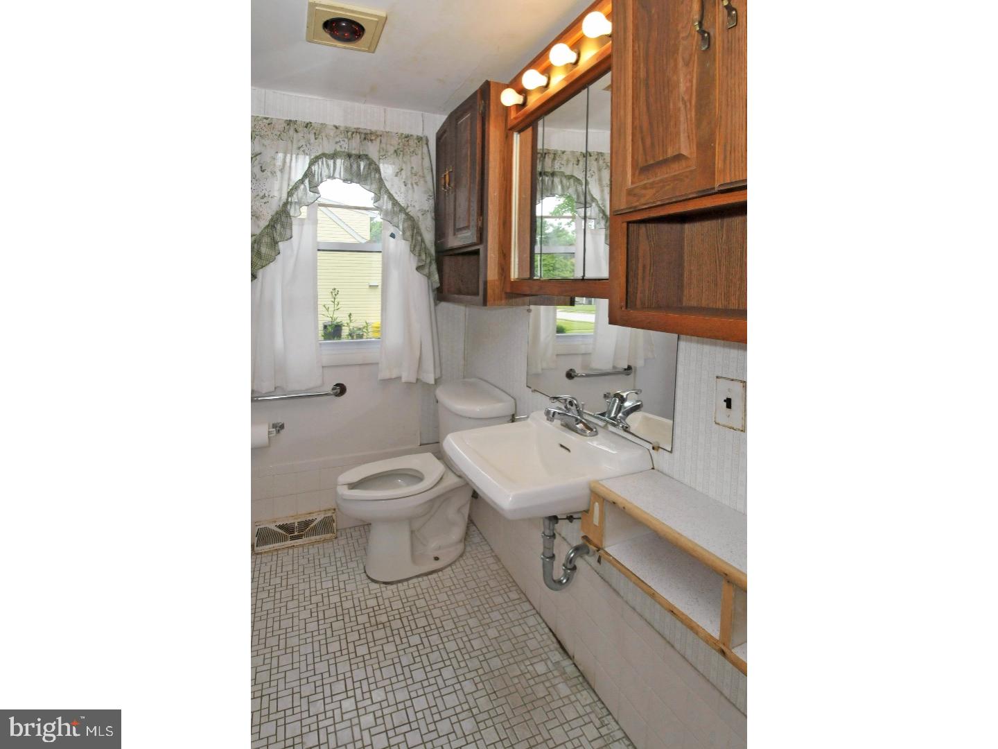 1900 Surrey Road Oreland, PA 19075 - Photo 10 of 16 Bathroom