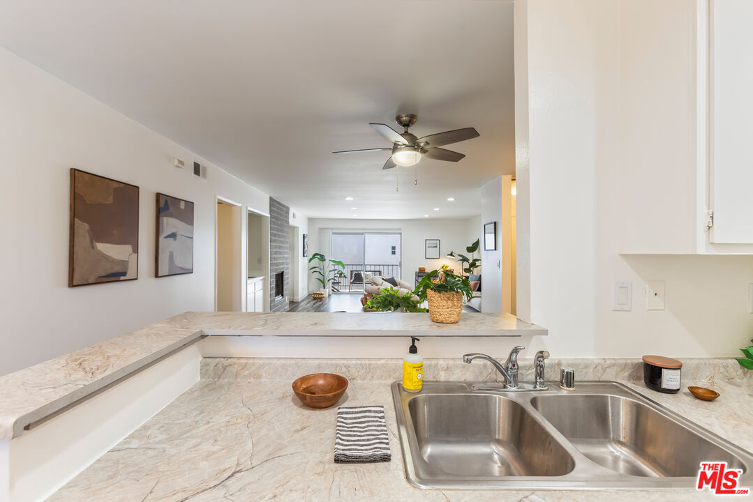 11701 Texas Avenue, Unit 306 Los Angeles, CA 90025 - Photo 24 of 42 a bathroom with a sink and a bathtub