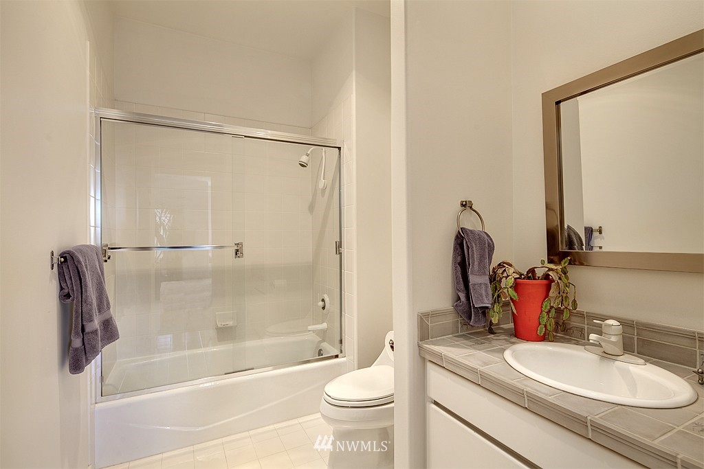 14012 Riviera Place Northeast Seattle, WA 98125 - Photo 20 of 25 Gallery Image 20