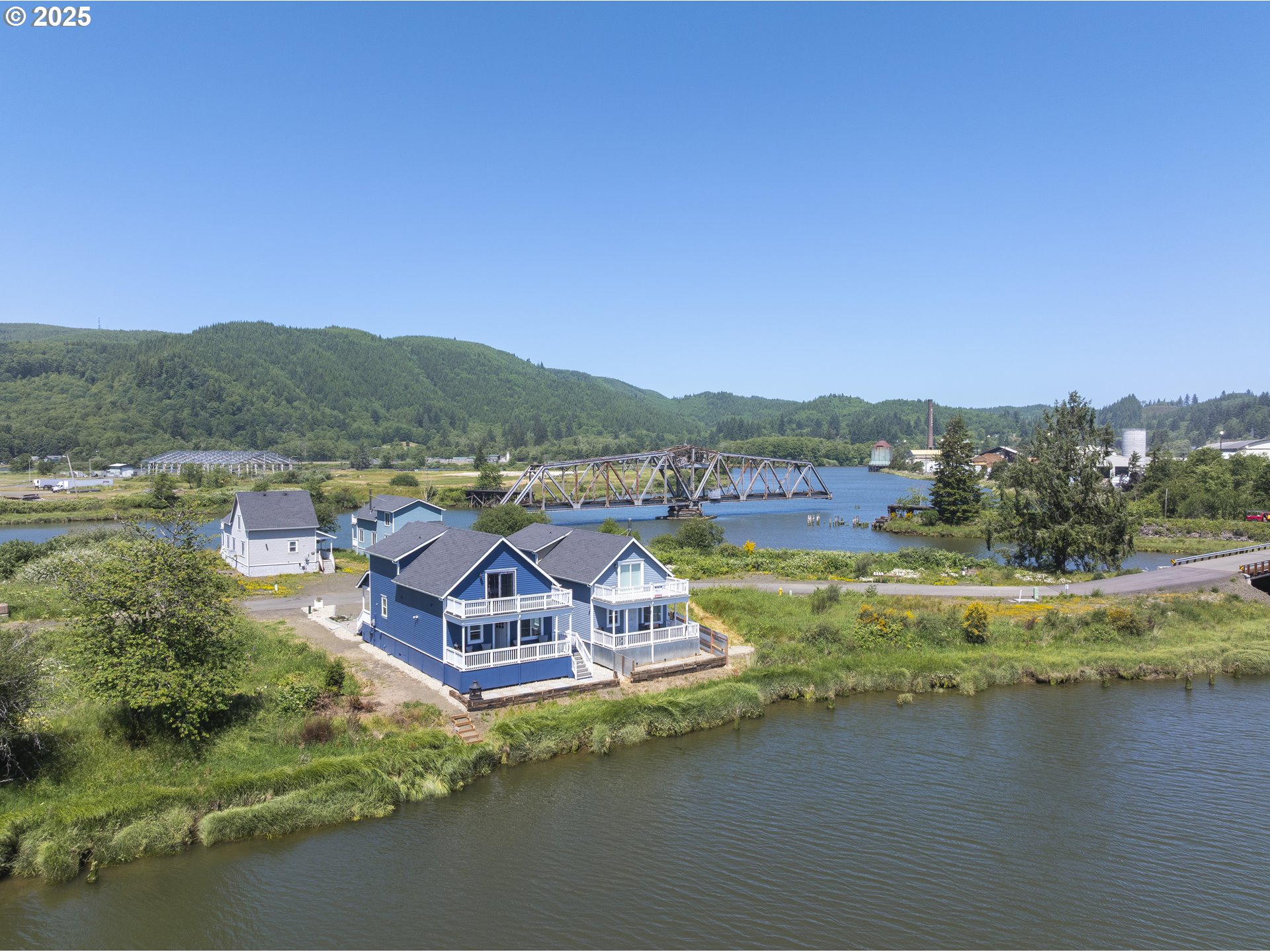 345 Island Street Raymond, WA 98577 - Photo 2 of 39