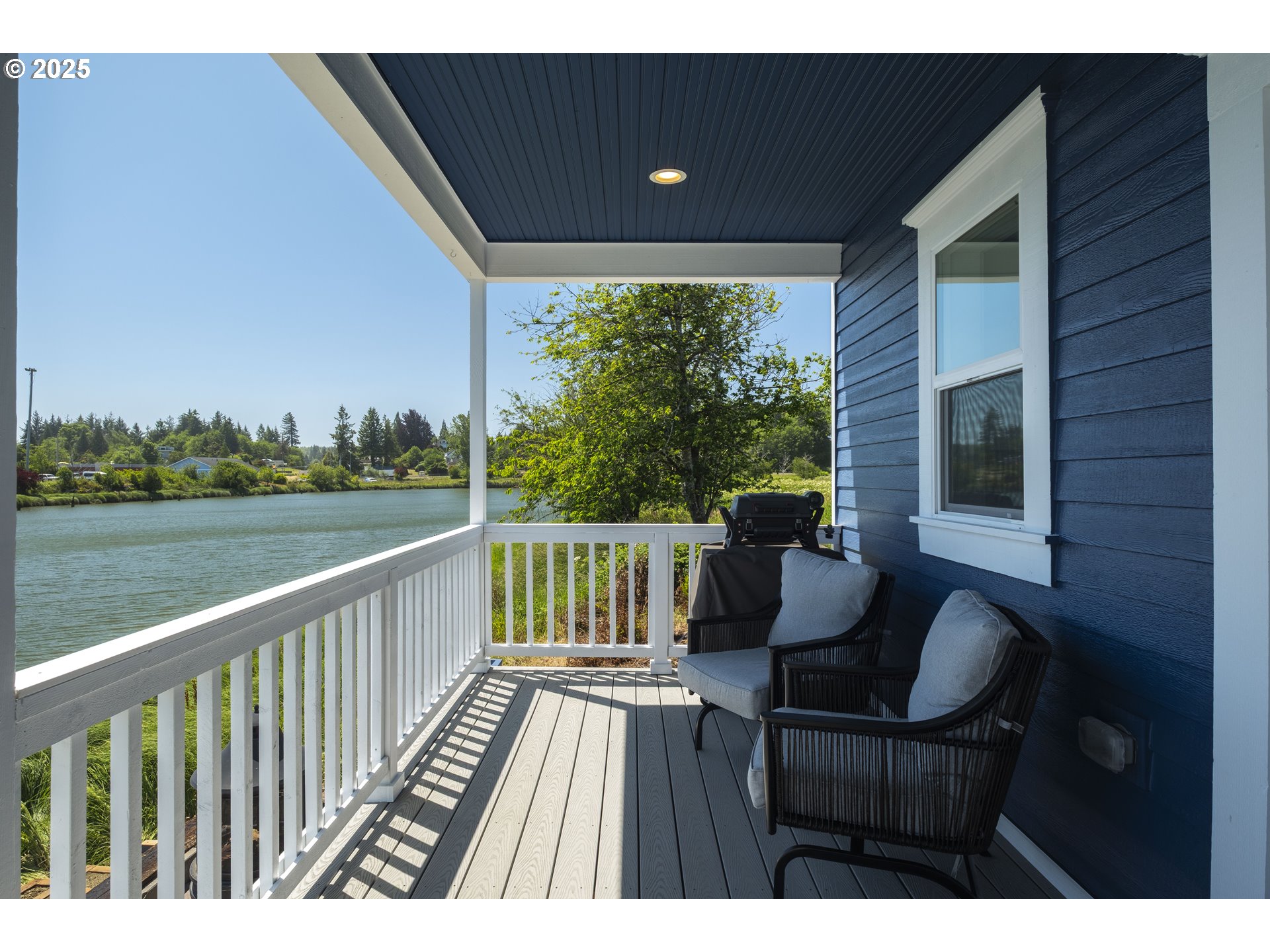 345 Island Street Raymond, WA 98577 - Photo 4 of 39 Covered Patio