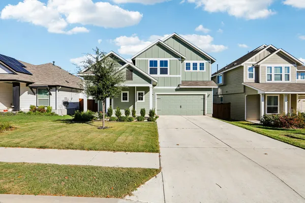 a view of a yard in front of house
