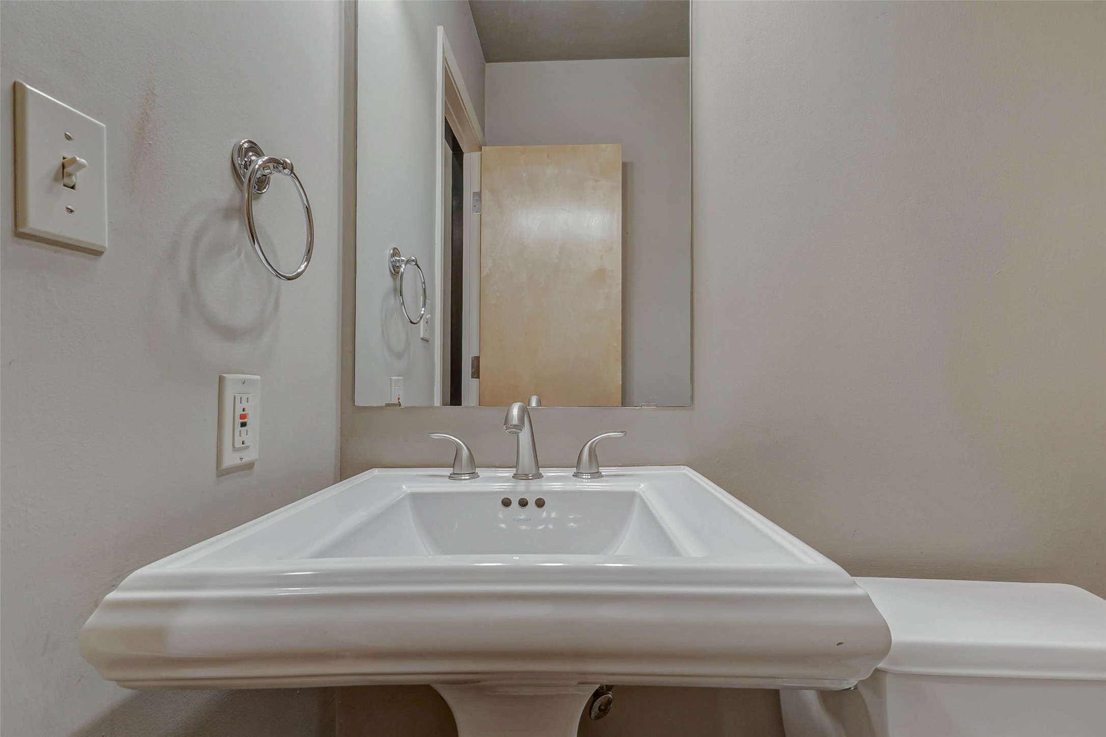 711 Main Street, Unit 505 Houston, TX 77002 - Photo 24 of 47 a bathroom with a sink and mirror