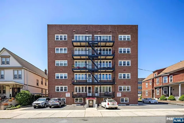 $224,000 | 70 West 72nd, Unit 4D, Bayonne, NJ 07002