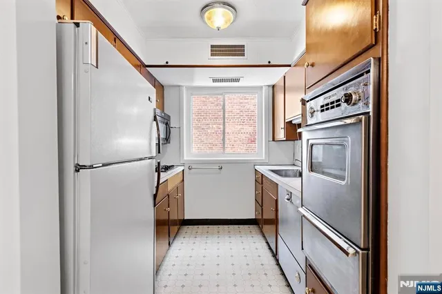 $224,000 | 70 West 72nd, Unit 4D, Bayonne, NJ 07002