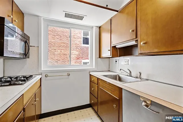 $224,000 | 70 West 72nd, Unit 4D, Bayonne, NJ 07002