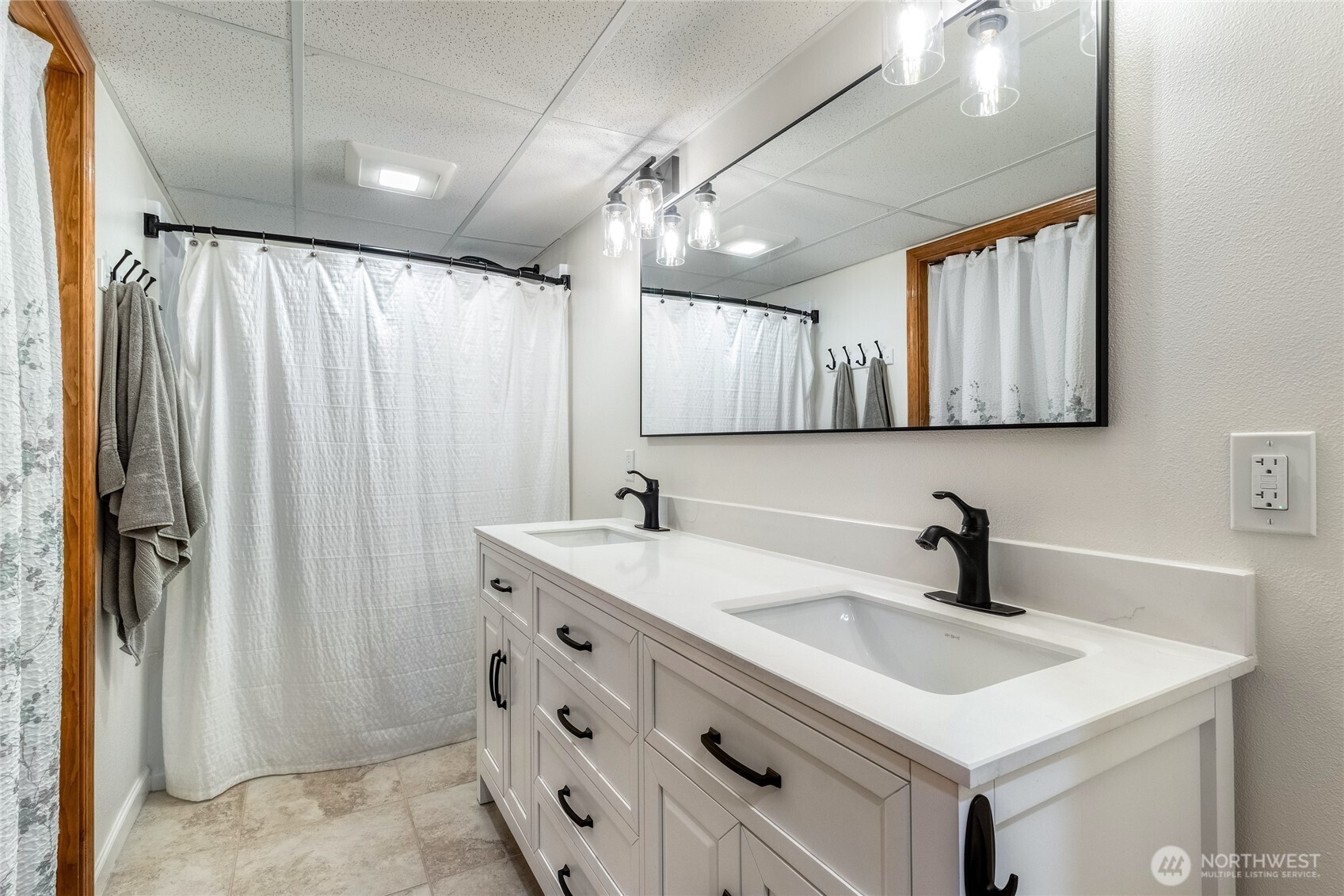 1343 Highland Road Walla Walla, WA 99362 - Photo 28 of 40 a bathroom with a sink and a mirror
