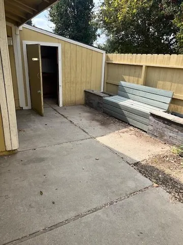 a view of a house with backyard