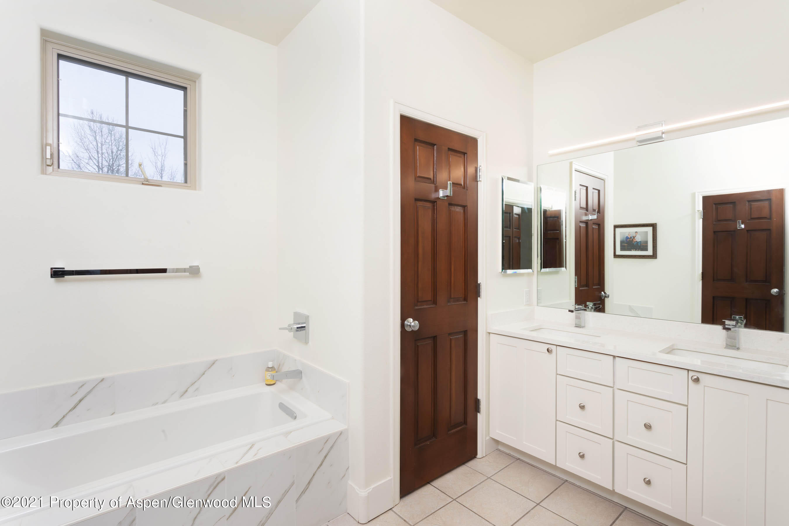 614 Evans Court Basalt, CO 81621 - Photo 22 of 34 a bathroom with a tub a sink and mirror