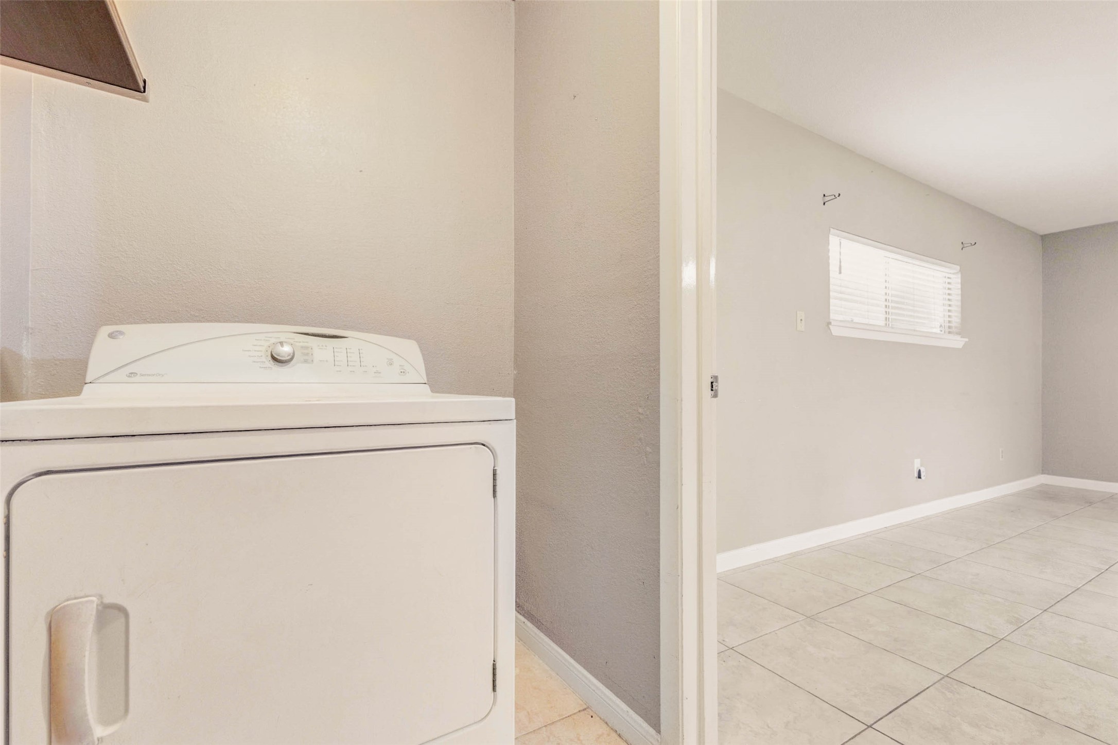 411 Burke Road Pasadena, TX 77506 - Photo 18 of 24 a utility room with dryer and washer