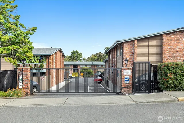 a view of a entrance gate of the house