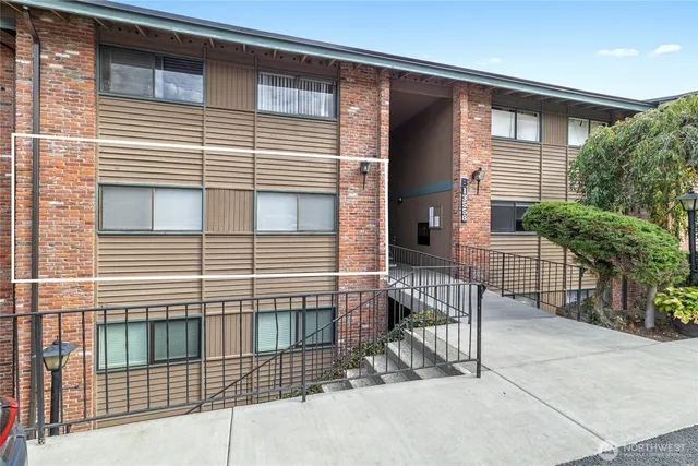 a view of a house with backyard and porch