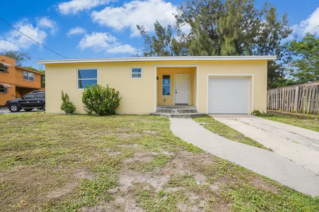 $299,900 | 4301 Pinewood Avenue, West Palm Beach, FL 33407