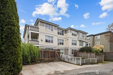 $389,000 | 10549 Stone Avenue North, Unit 303, Seattle, WA 98133