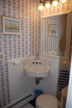 82 Butman Road Lowell, MA 01852 - Photo 10 of 30 Gallery Image 10