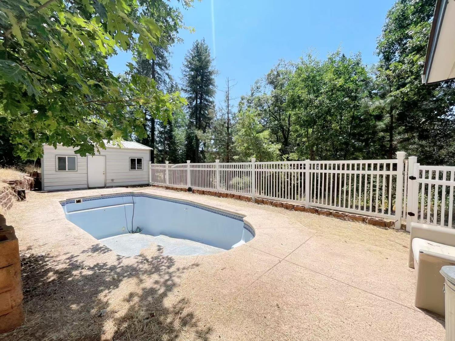 112 Renegade Road Oroville, CA 95966 - Photo 25 of 38 a view of a backyard and a swimming pool
