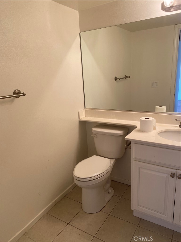5 Locust Irvine, CA 92604 - Photo 9 of 12 1/2 Bathroon