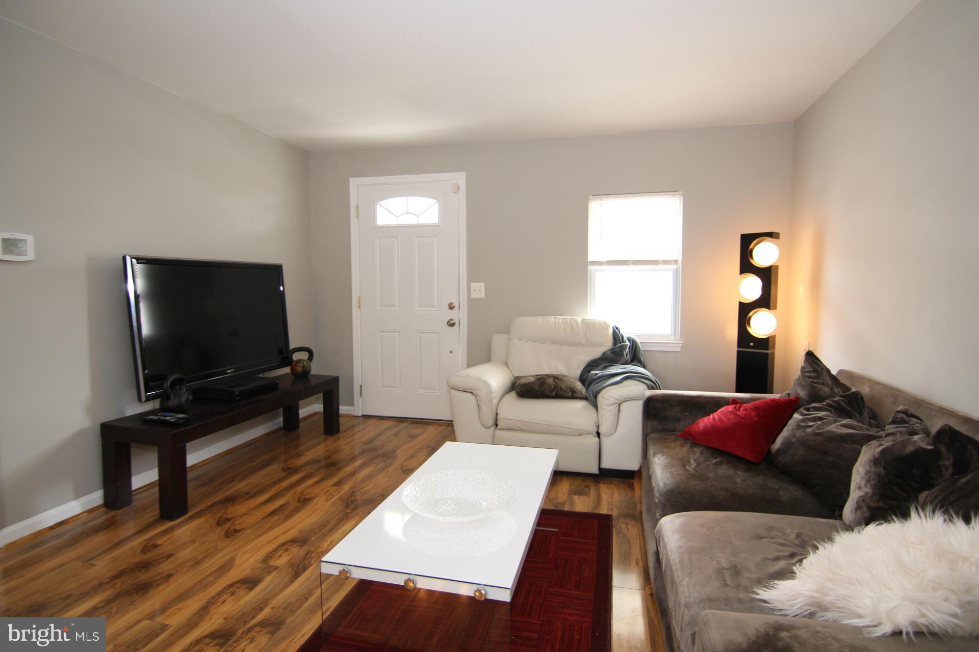 3618 Hineline Road Baltimore, MD 21229 - Photo 5 of 30 Living Room