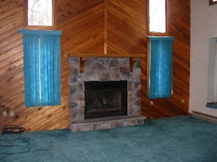 7292 Lake Road Tobyhanna, PA 18466 - Photo 2 of 6 LIVING ROOM