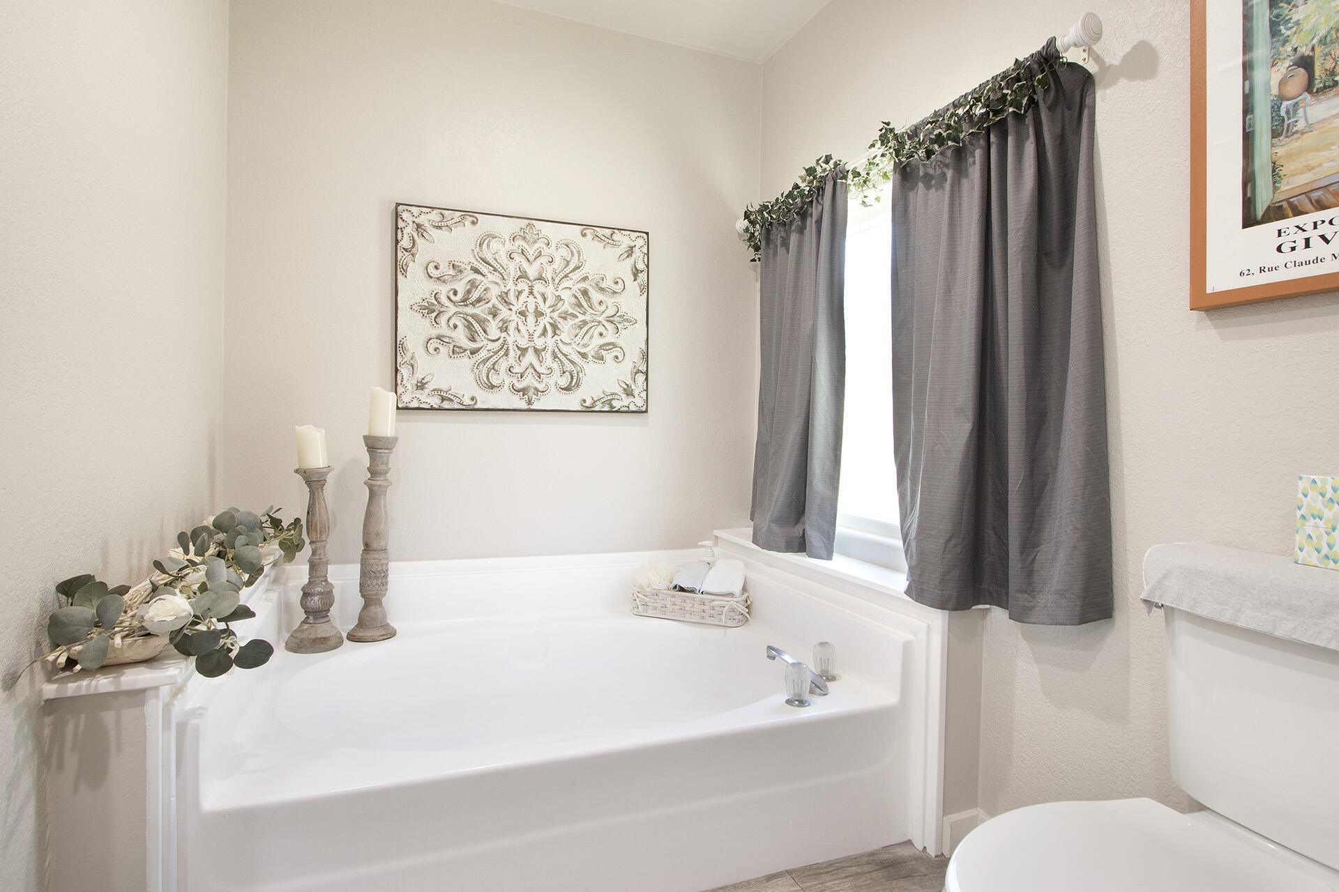 74986 Conestoga Thousand Palms, CA 92276 - Photo 23 of 29 a bathroom with a sink toilet and tub