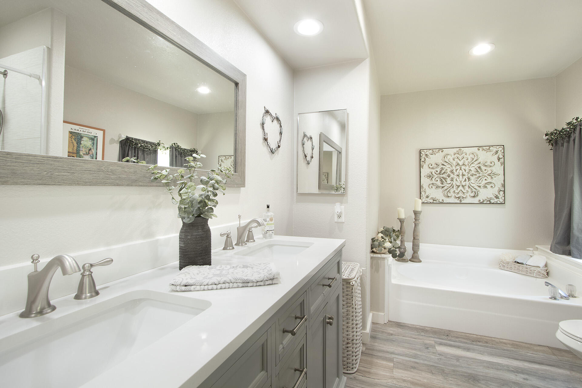 74986 Conestoga Thousand Palms, CA 92276 - Photo 24 of 29 a bathroom with a tub sink and mirror