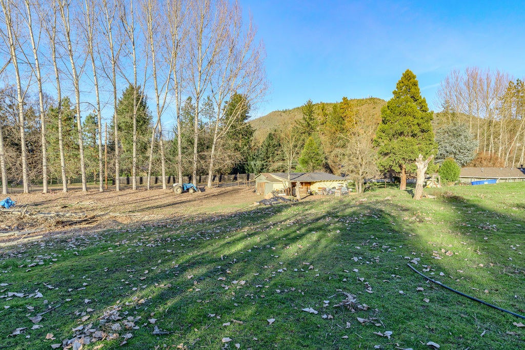 1793 Lampman Road Gold Hill, OR 97525 - Photo 31 of 45 LR(9)