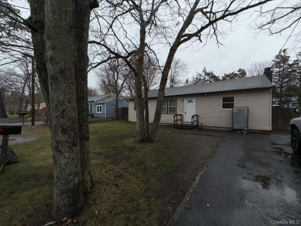 27 Panamoka Trail Ridge, NY 11961 - Photo 4 of 9 a view of a house with a yard