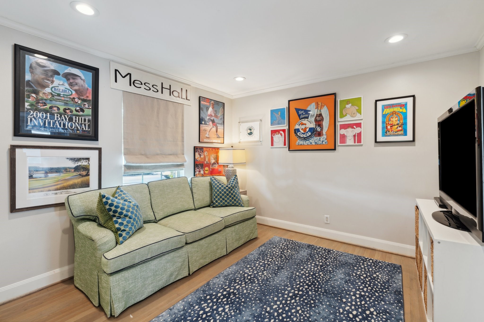 6158 Burgoyne Road Houston, TX 77057 - Photo 11 of 37 a living room with furniture and a flat screen tv