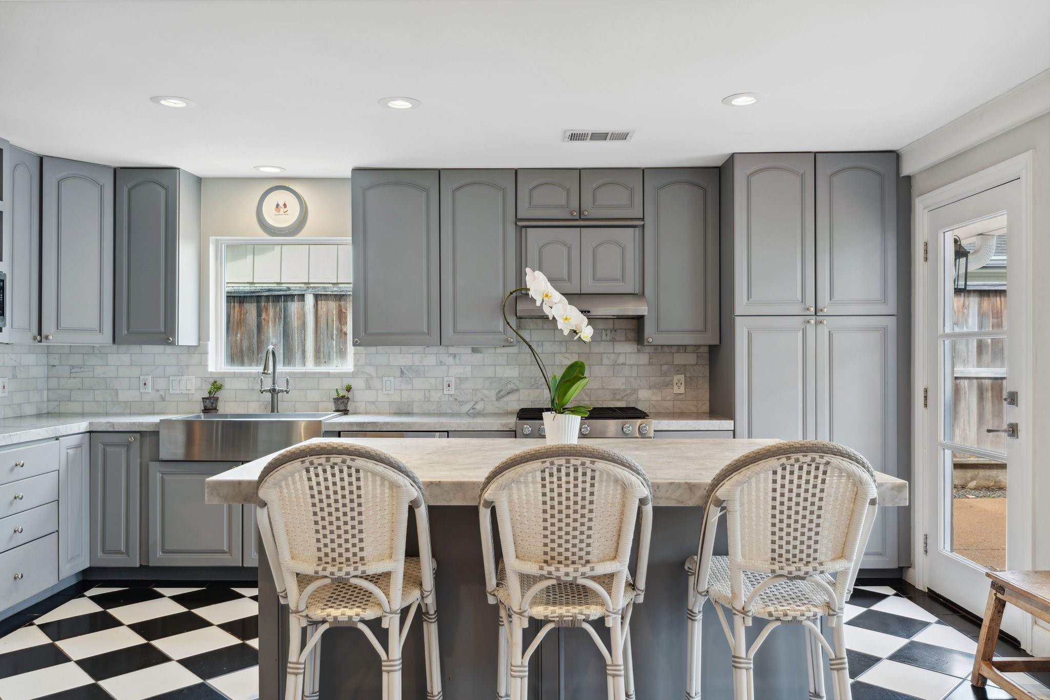 6158 Burgoyne Road Houston, TX 77057 - Photo 25 of 37 a kitchen with granite countertop cabinets a dining table and chairs