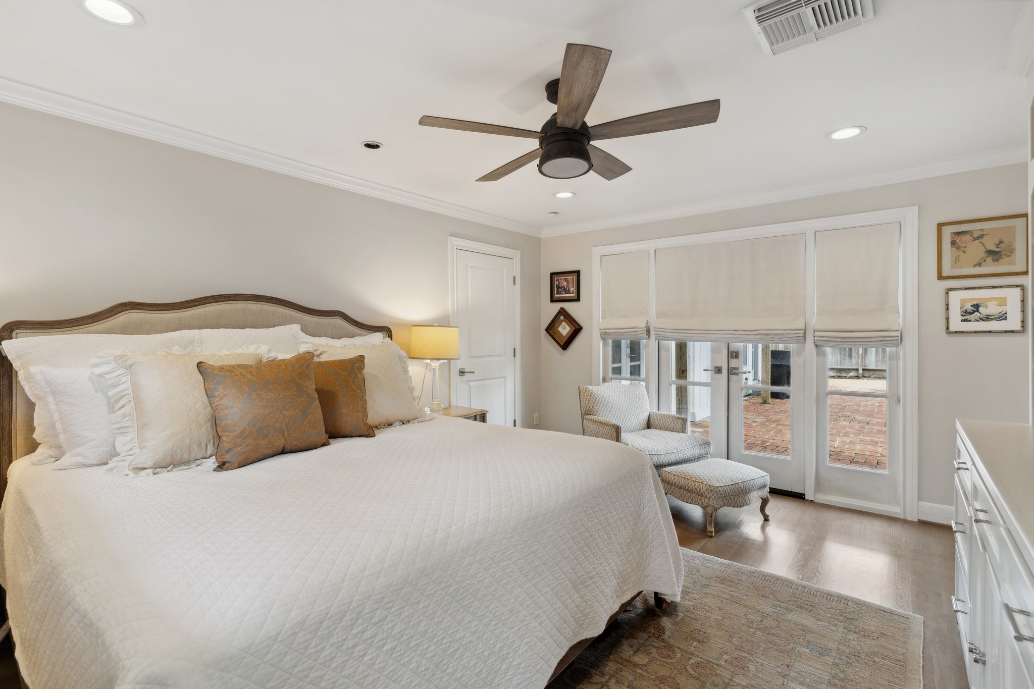 6158 Burgoyne Road Houston, TX 77057 - Photo 28 of 37 a bedroom with a bed furniture and a ceiling fan