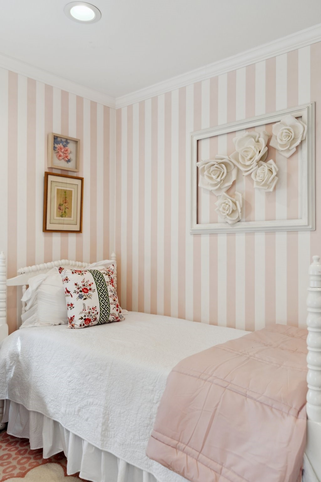 6158 Burgoyne Road Houston, TX 77057 - Photo 32 of 37 a bedroom with a bed and a curtain