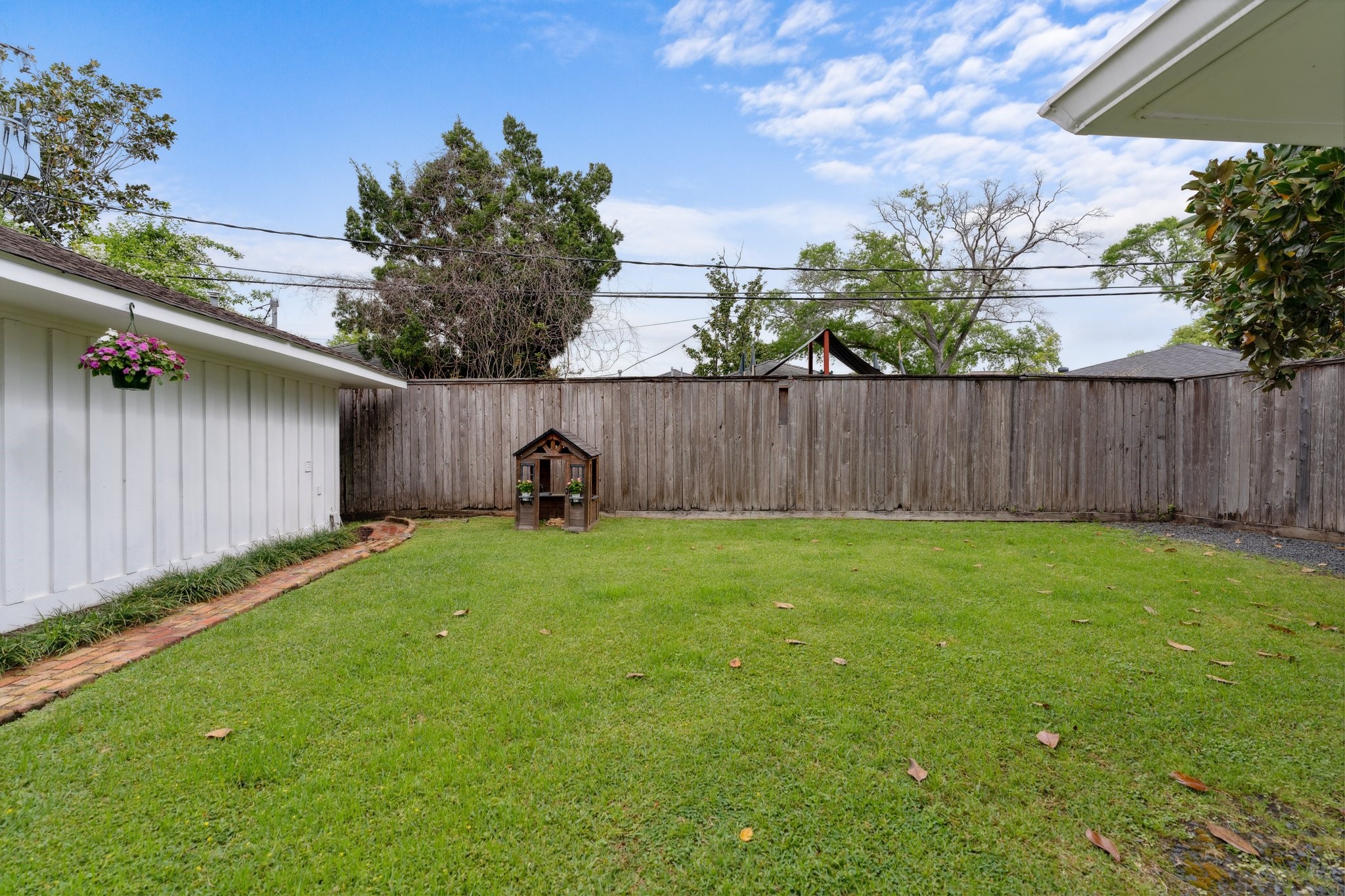 6158 Burgoyne Road Houston, TX 77057 - Photo 35 of 37 a backyard of a house with lots of green space