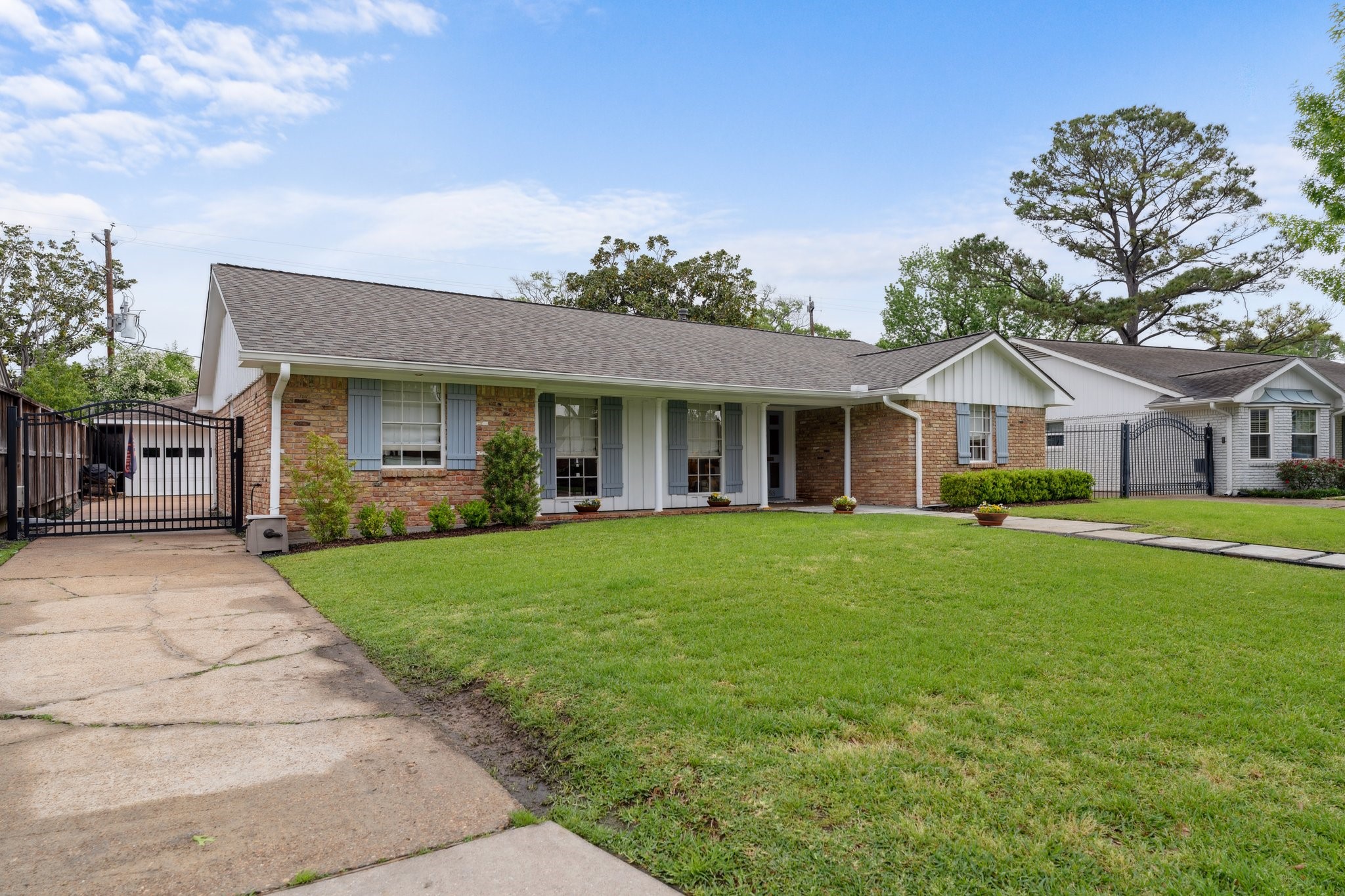 6158 Burgoyne Road Houston, TX 77057 - Photo 6 of 37 a front view of house with yard and green space